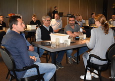 Kees Hoogzand van Hoza-Zaden en Jan Franje luisteren naar de uitleg.