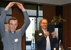 Aart Nobel beeldt een ui uit en Lijn Moerdijk legt het vast.