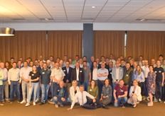 Het was passen en meten om de grote groep (meer dan 80 aanmeldingen) te vereeuwigen.