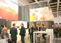 Bij Frankort en Koning versierden kroonluchters de stand. Toch hebben die Limburgers wel gevoel voor aankleden, zoals Fris-co met schilderijen in de stand.