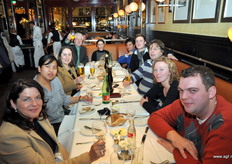 Na de opening als Agf.nl en Freshplaza team wat dingen doornemen. Hier een gedeelte van het team vlnr: Dirian Boekhout, Yzza Ibrahim (Freshplaza.com), Rossella Gigli (Freshplaza.it), Wim Geurts, (Freshplaza.com), Maria Luiga (Freshplaza.it) Jahir Lombana (Freshplaza.es) Sander Bruins Slot (Freshplaza.com) ik, Colinda Smits en Izak Heijboer van Agf.nl en Groentenieuws.nl Wat wel leuk is om te vermelden dat we met deze 5 websites dagelijks meer dan 80.000 bezoekers registreren!