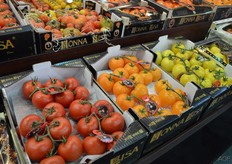 Rode, oranje en gele tomaten; Mona Lisa kijkt er niet van op.