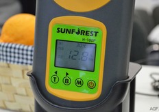 Met deze Sunforest H-100, genomineerd voor de Innovation Award, kun je het Brix level meten van fruit dat nog aan de boom hangt. De appel die hier gemeten wordt heeft een Brix waarde van 12,8.