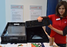 Acht plastic punten duwen de plaat omhoog waardoor het product naar boven geduwd wordt en een winkelier geen piramides hoeft te bouwen voor een mooie presentatie.