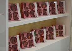 Verras je Valentijn met een doos aardbeien.