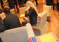 de stoelen in de stand van Dole lijken gemaakt van bananendozen