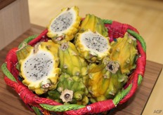 gele pitahaya, een bijzonder product om te zien en nog eetbaar ook