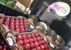 Afgelopen jaar werd Metis geintroduceerd. Een kruising tussen een pruim en een abrikoos, in diverse smaken en kleuren beschikbaar.