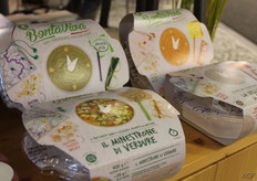 en een magnetronverpakking voor soep