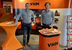 Nieuw op het bedrijvenpaviljoen dit jaar: VHM Machinery: Bas van Dijke en nieuwe collega Kees Geerligs