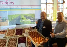 Paul Hooijman en Niek Vederlaar van Delphy poseren trots met de Red Ray uien van Teler Joeri Koeman