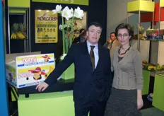 Hans Borgers en Karin Westera met de nieuwe bananendoos van Dorita