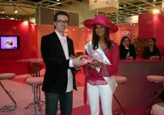 Onze medewerker Leonard Walpot van agf.nl op de foto met de Pink Lady. Hij neemt enkele appels in ontvangst voor zijn vriendin