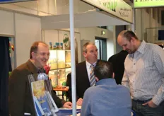 Van Liere en Gerald Langerak bij de stand van FLevosap