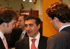 Miguel Gonsalez in gesprek met op de achtergrond de nieuwe aanwinst Eddy Kreukniet