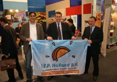 De heren van IFP met hun vlag op de foto: Jaap van Dijk, Edward Koemans en Aart Hak