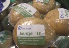 "Nedato introduceert op deze Fruit Logistica "Eentje". Dit is de aardappel die geschikt is om te poffen in de magetron, is bedoeld voor de 1-persoonshuishoudens en is verpakt in geperforeerd folie die de aardappel beschermt tegen het licht (en dus niet groen wordt)."