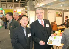 Willem Kokkeel van Yin Yin met zijn Chinese collega