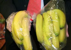 NNZ heeft speciale folie die de rijping van bananen vertraagt. Bananen van dezelfde kam links en rechts