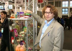 Wim van der Meulen van Jasa bij de machine waarmee zakjes tomaten worden verpakt