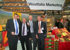 Westfalia team op de foto. Paul en Arnoud. Rechts Hugo van Vliet die de export vanauit Mexico regelt.