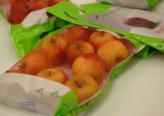 Appelen in een verpakking van net en folie