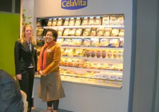 Willemien Bolt en Rosalien van Koningsveld van CêlaVita introduceren de nieuwe aardappelsticks, een gevraagd produkt in de food, maar ook erg geschikt voor de retail. Smaken kunnen variëren. Daarnaast zijn er nu ook kleinverpakkingen van jus en sauzen verkrijgbaar.