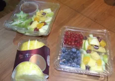 Overzicht van nieuwe producten van Ready Fruit. Fruitsalades met dressing, luxe seizoenssalade en vers verpakte ananasschijven.