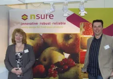 Monique van Wordragen en Ruud van Enckevort van NSure presenteren nieuwe testmethode voor appelen.