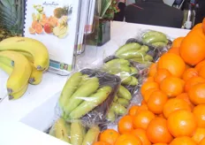 Kleine bananen op schaal verpakt bij AgroFair