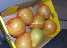 Chinese pomelo's verpakt onder het eigen merk Dinosaurs bij Denimpex