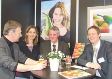 Tony Derwael en Dieter Derwael van Bel'Export in gesprek met een perenteler en zijn vrouw uit het Zeeuwse Hulst.