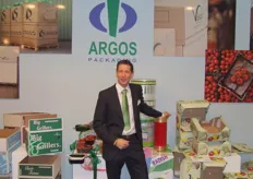Roy van den Heuvel van Argos poseert graag met de massief kartonnen vouwdoos, die genomineerd was voor de Innovation Award