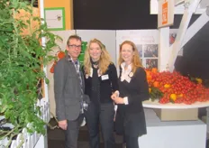 Eric Helderman van FrEsteem ging even bij z'n nichtje Mandy van Meurs en Silvia van den Aardweg langs van Holland Produce Promotion