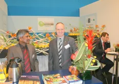 Kris Charan en Ger van Burik van het HBAG groenten. Op de achtergrond Willem Baljeu