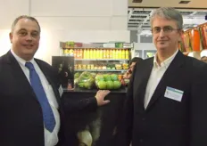 Voorzitter Chris Timmermans en Directeur Renaat Kuipers met op de achtergrond het verwerkte fruit van Fruti Fresh, dat vanaf nu ook bij Veiling Haspengouw hoort.