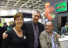 Lydia Bottenburg en Johan Verberck van Special Fruit met rechts José Dos Santos van de groothandelsmarkt van Luxemburg.