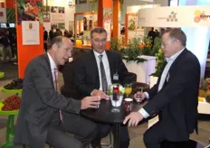 Fred van Heijningen (Rabobank Westland), Thijs van den Heuvel (Olympic Food Group) en Frank van Kleef (Royal Pride Holland) in gesprek.
