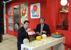 Jelle Kleijn en zijn collega laten zich de Takii-meloenen goed smaken