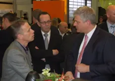Arne van Aalst (Prominent) en Peter de Lange (Paprika NL) in gesprek met Jelte van Kammen, directeur Sourcing–NL van The Greenery