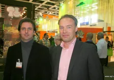 Aspergekoningen. Links de ontwikkelaar Michel Neefs van Nunhems en rechts Wil Teeuwen.
