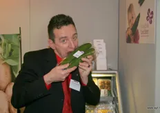 Peter van Zeijl bijt graag in een Frisch und Lecker komkommer
