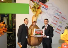 Van Rijn introduceert de BBQ-box voor de Duitse en Nederlandse markt. Groenten en Fruitbureau speelde een rol bij de ontwikkeling. Auke Heins overhandigt de doos aan Peter van Rijn.
