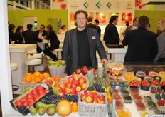 Jeroen Rooders bij de producten in de nieuwe Fruitmasters-stand