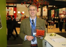 Marco Cantani van Syngenta Seeds presenteert de 'Angelle', die genomineerd was voor de Fruit Logistica Innovation Award