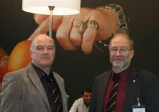 Hans en Daan van der Kooij onder de paraplu van hun leverancier Freedom Fruit