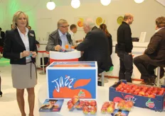 De stand van Enza Fruit stond in het teken van de Jazz-appelen. Greta Knapen, sales&marketing manager. Achter Greta aan het tafeltje zit Tony Fisette.