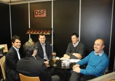 Jan Haegemans van Dries Sebrechts Fruit (DSF) lachend op de foto met verschillende gesprekspartners.