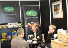 Joost Blanckaert van Potato Masters (midden) druk in gesprek.