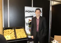Peter van Steenkiste van Warnez geeft aan dat het aardappel-bedrijf uit verschillende onderdelen bestaat. Op de foto staat hij voor de banier van Pomtaste.